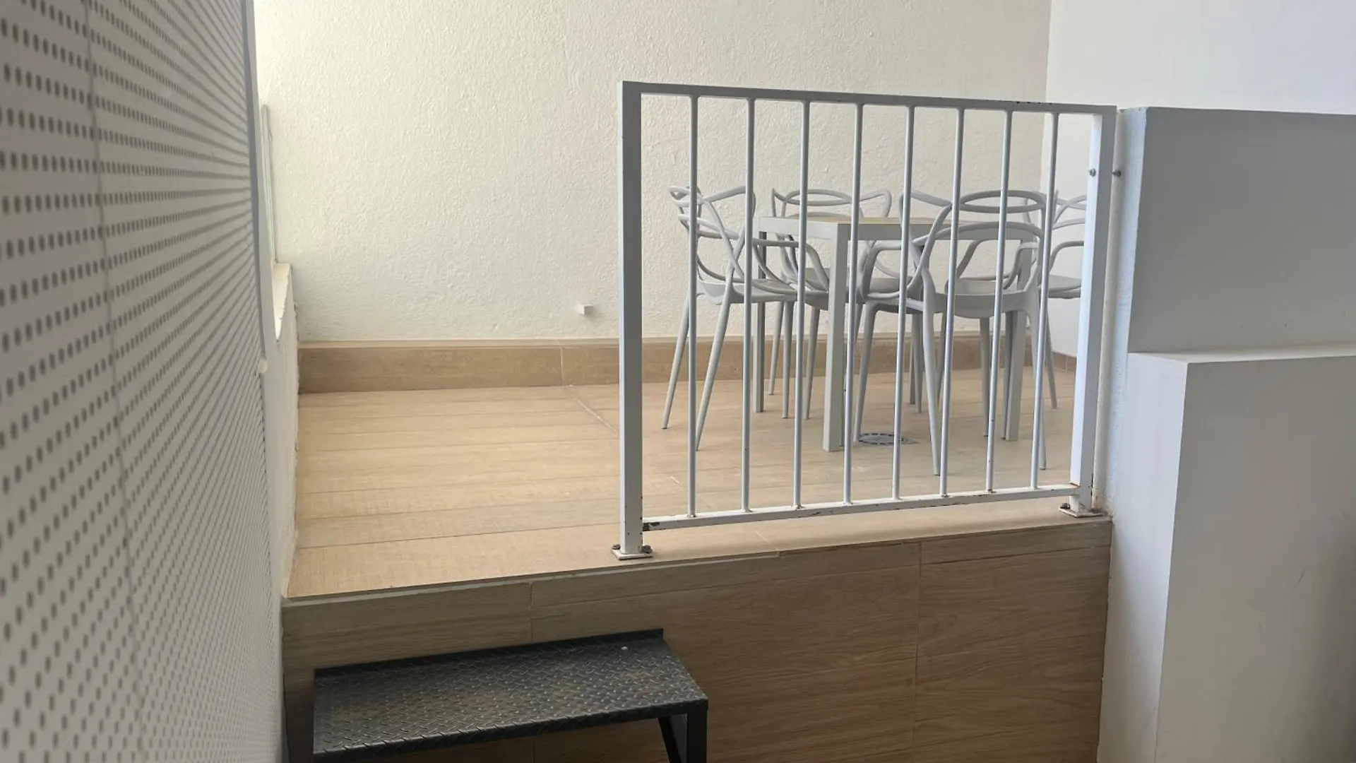 Apartaments Lauria contacts